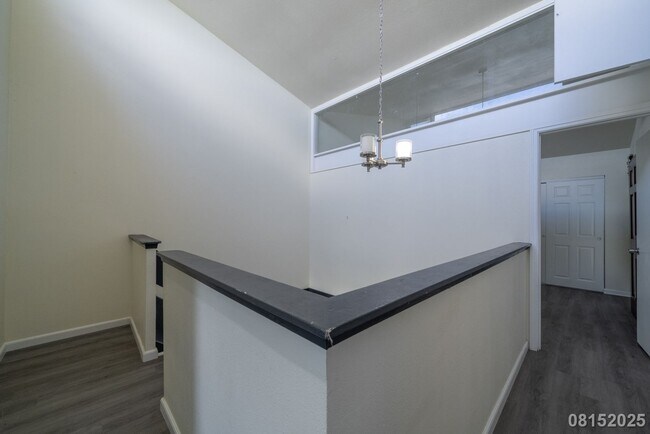 Building Photo - 3 Bed 3 Bath in Laulea Townhomes