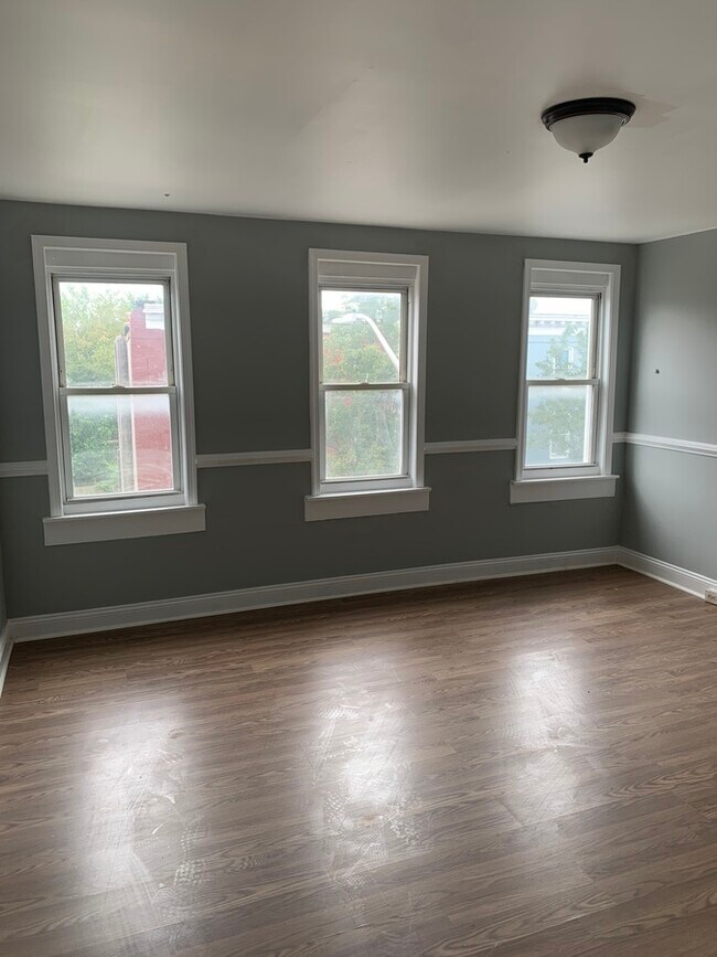 Building Photo - 4 Bed West Side Central Air