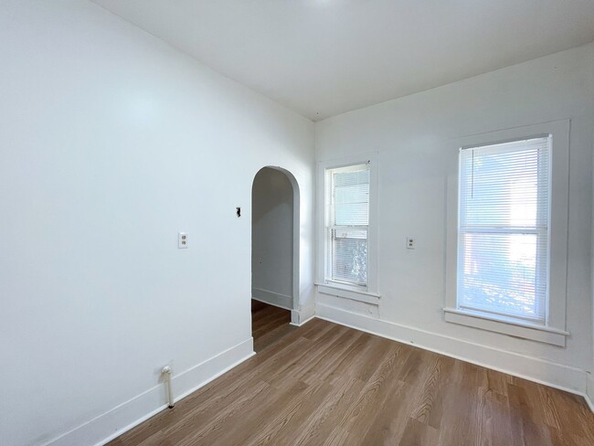 Building Photo - 1 bedroom duplex close to Dillons