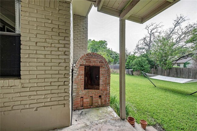 Building Photo - 402 Greenwood Dr
