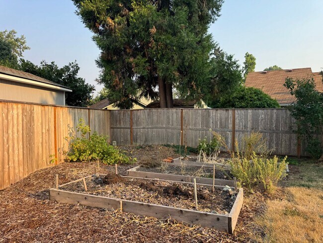 Building Photo - 1440 NW Meadowgreen Pl