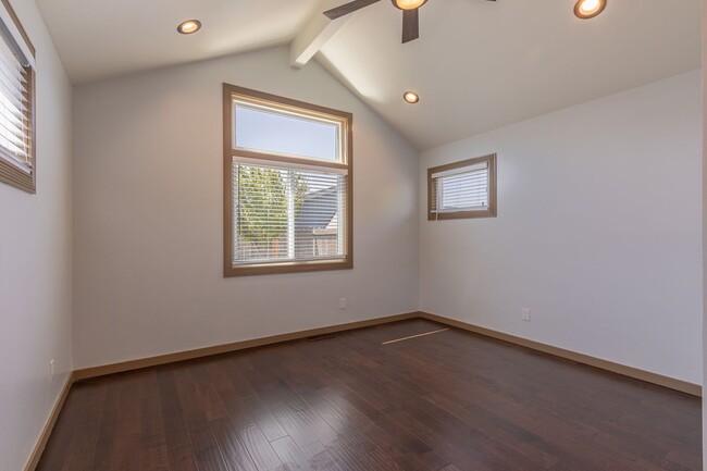 Building Photo - 3 Bed / 2 Bath San Bruno charmer is ready ...