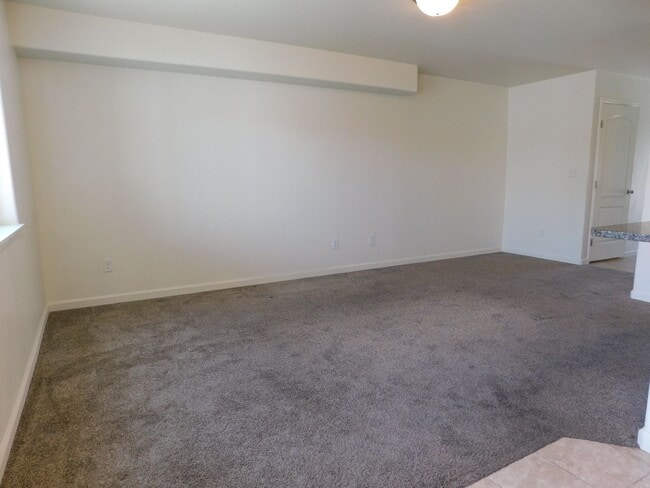 Building Photo - Newer Townhome Close to Shopping