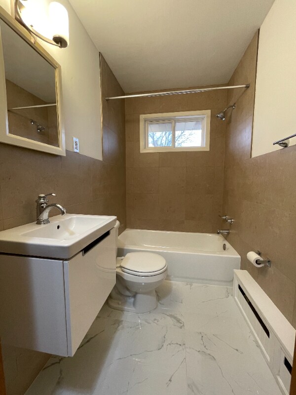 Building Photo - 616 Ivy Ave E