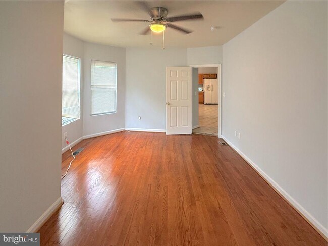 Building Photo - 304 Collins Ave