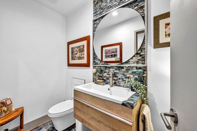 Building Photo - LAKEFRONT LUXURY ON LAKE STANLEY | FULLY FURNISHED + UTILITIES INCLUDED IN GUARDED LAKERIDGE SHORES