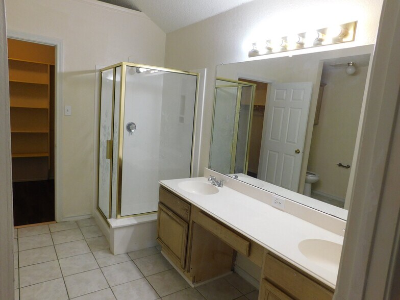 Building Photo - 624 Elm Falls Pl