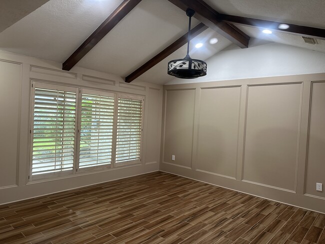 Plantation-style window treatments - 5122 Crystal Bay Dr