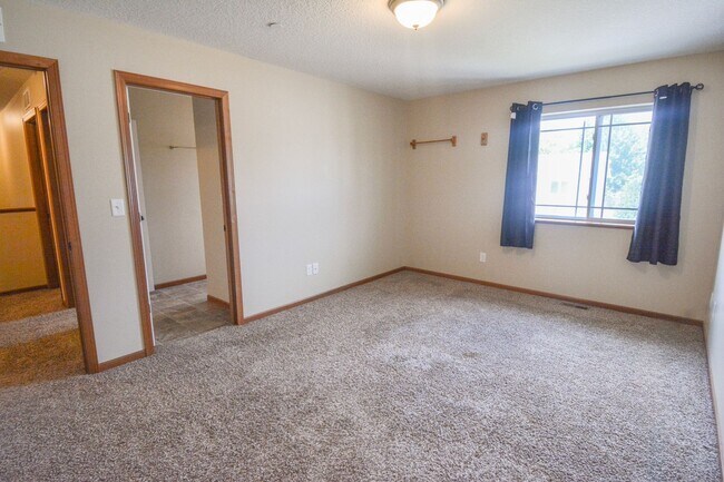 Building Photo - 3 Floor Townhome With Large Yard