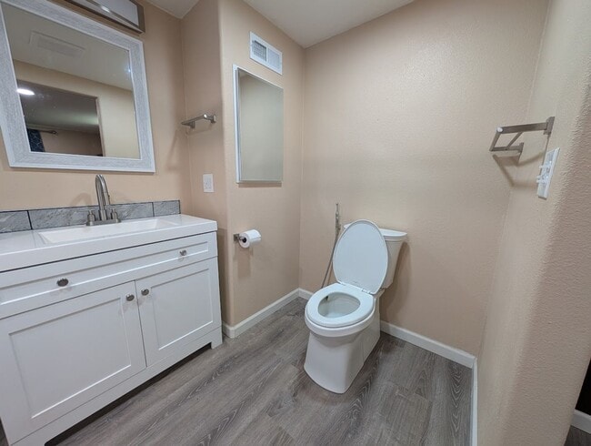 Building Photo - 3 bedroom 2 bath Pet-Friendly House with Amazing Backyard!