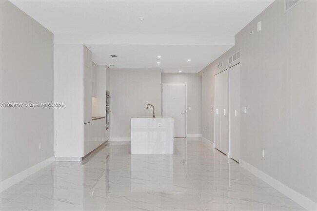 Building Photo - 700 NE 24th St