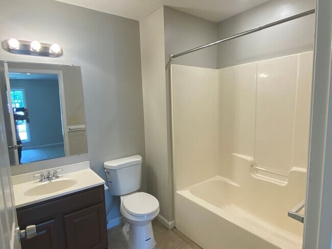 Building Photo - Charming 3BR Duplex in Columbus