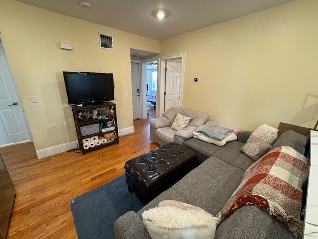 Building Photo - BEAUTIFUL UNIT IN CAMBRIDGE!!!!!!!!!!!