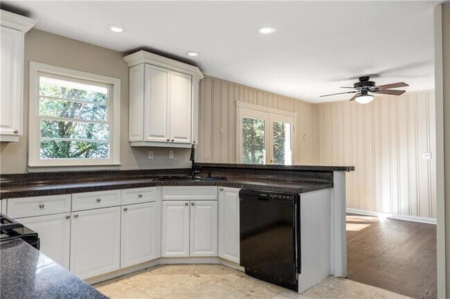 Building Photo - 535 Valley Ln NE