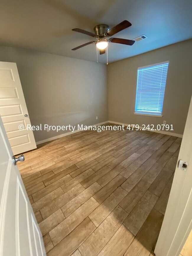 Building Photo - HALF OFF MOVE IN RENT!! 2 Bed 2 Bath Duplex close to Baptist Health