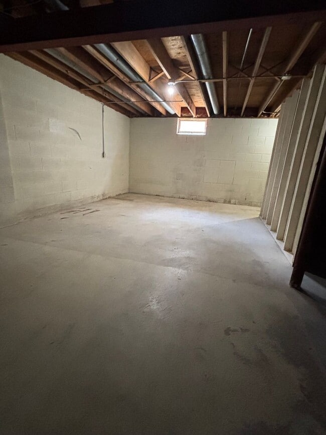 Building Photo - 3 Bedroom 2 1/2 Bath Townhome