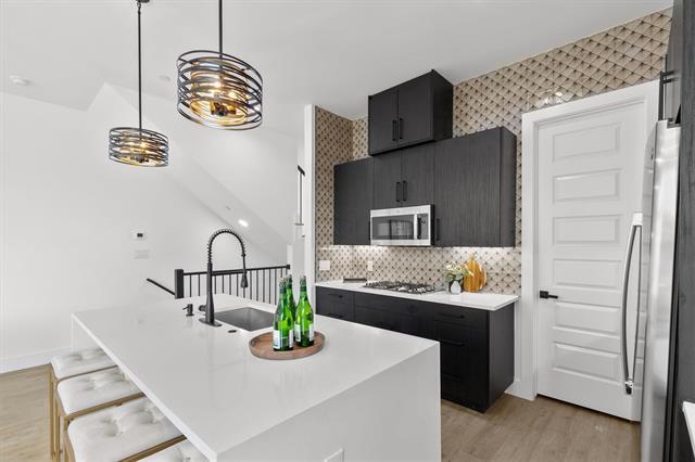 Building Photo - 727 W 10th St