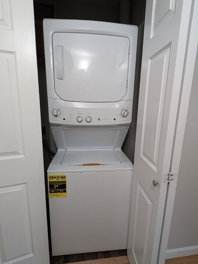 Building Photo - "Charming 2-Bed, 2-Bath Condo in Englewood...