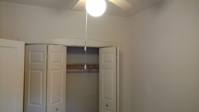 Building Photo - Fantastic Roscoe Village One Bedroom