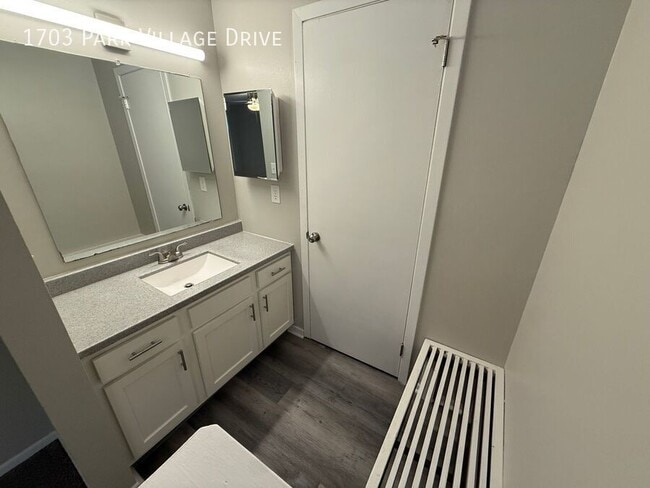 Building Photo - 1703 Park Village Dr