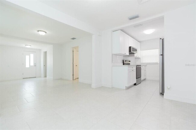 Building Photo - 118 W Sligh Ave
