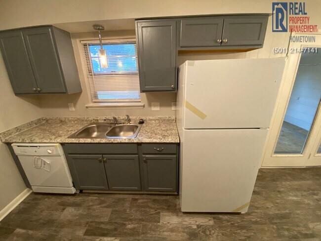 Building Photo - 913 Brewer-