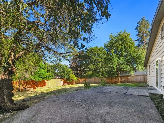Building Photo - Charming Rambler Retreat Near Robinswood Park