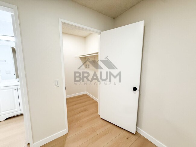 Building Photo - 11007 Hartsook St