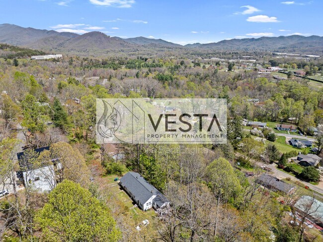 Building Photo - 118 Pine Hill Dr