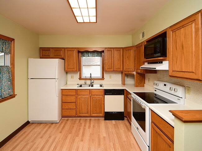 Building Photo - 405 E 5th St