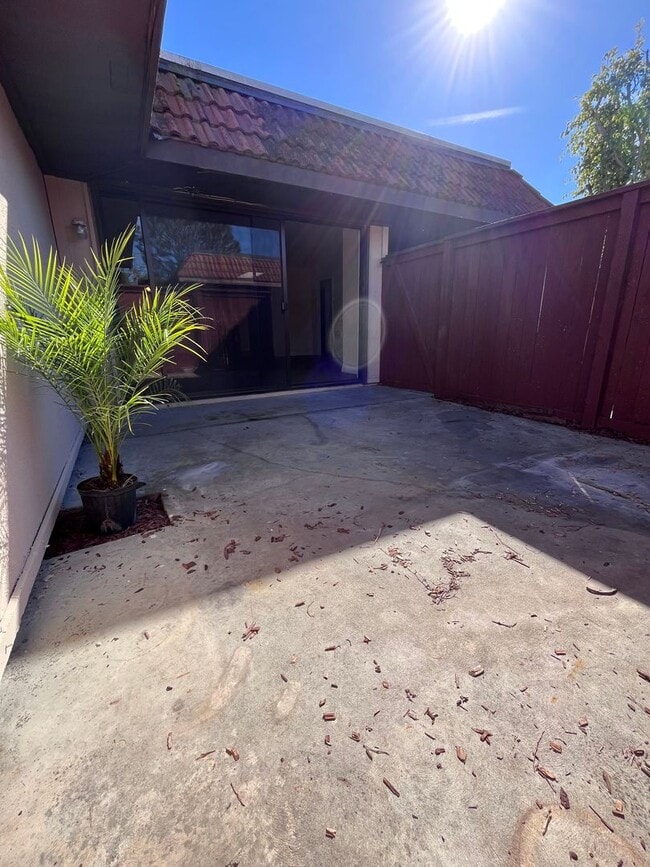 Building Photo - SINGLE STORY 3 BR/ 2 HOME WITH 2 CAR GARAGE