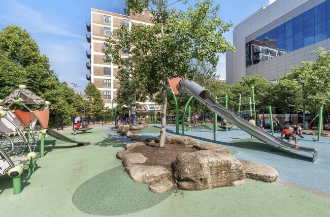 Building Photo - 320 E 21st St