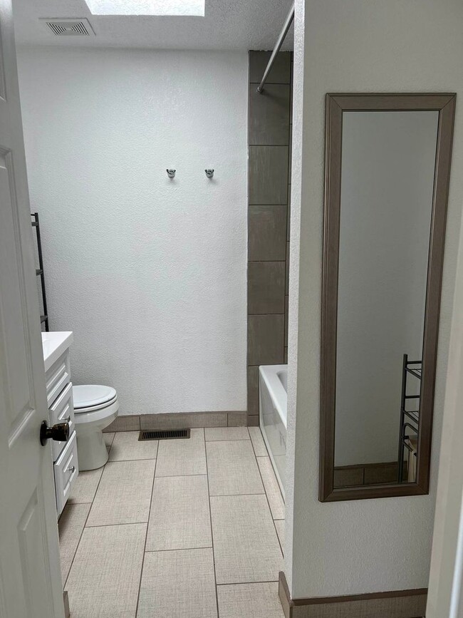 Building Photo - 2 bed 2 bath Townhome with Garage Coming S...