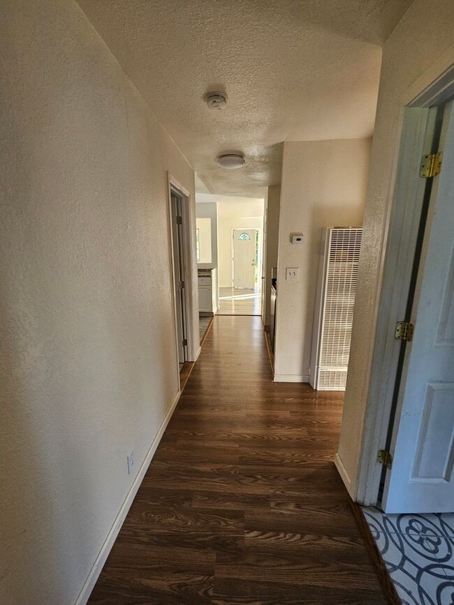 Building Photo - Parlk like setting Lower Lake