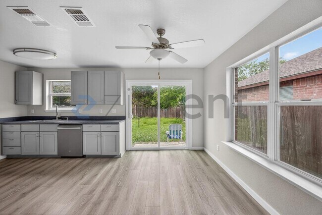 Building Photo - 10707 Shaenview