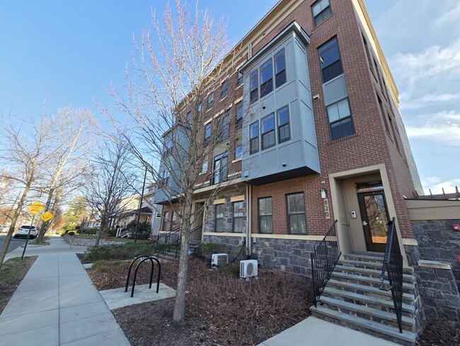 Building Photo - 820 Fern Pl NW