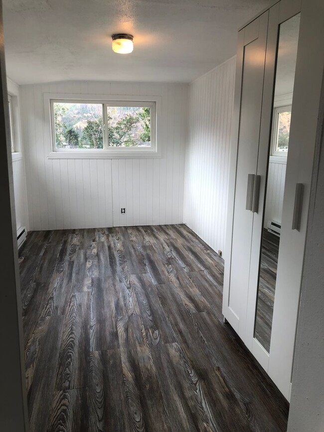 Building Photo - Recently Remodeled  2 Bedroom 1 Bathroom o...