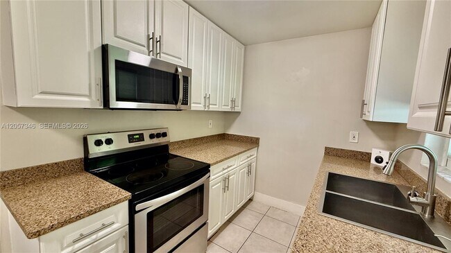 Building Photo - 320 Holloway Dr