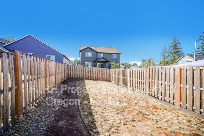 Building Photo - 1734 NE Gilbert Ln