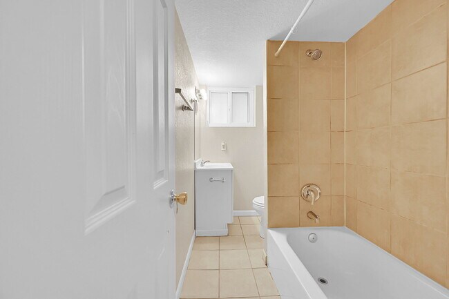 Building Photo - $3,400.00, 4 bed, 3 bed, located in Denver...