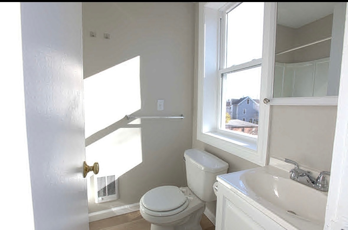 Building Photo - 31 Florence St