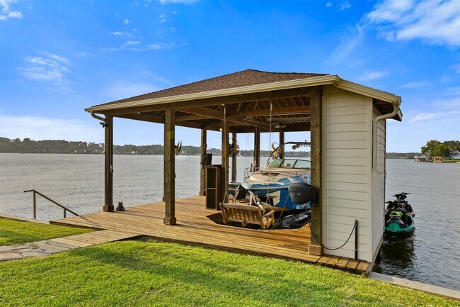 Building Photo - 14030 Shoreline Dr