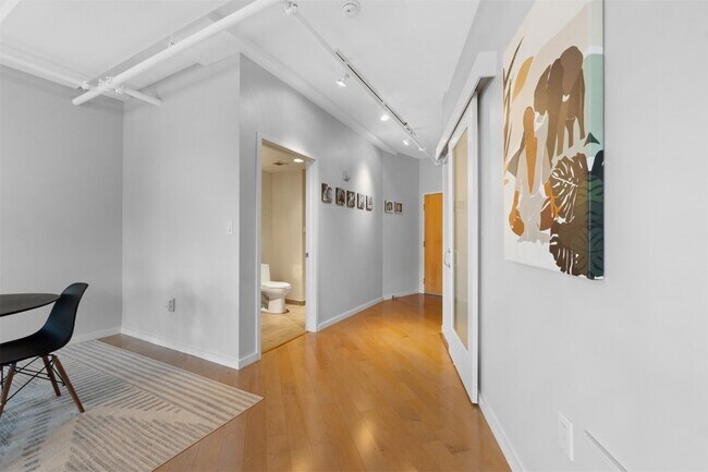 Building Photo - 915 Olive St