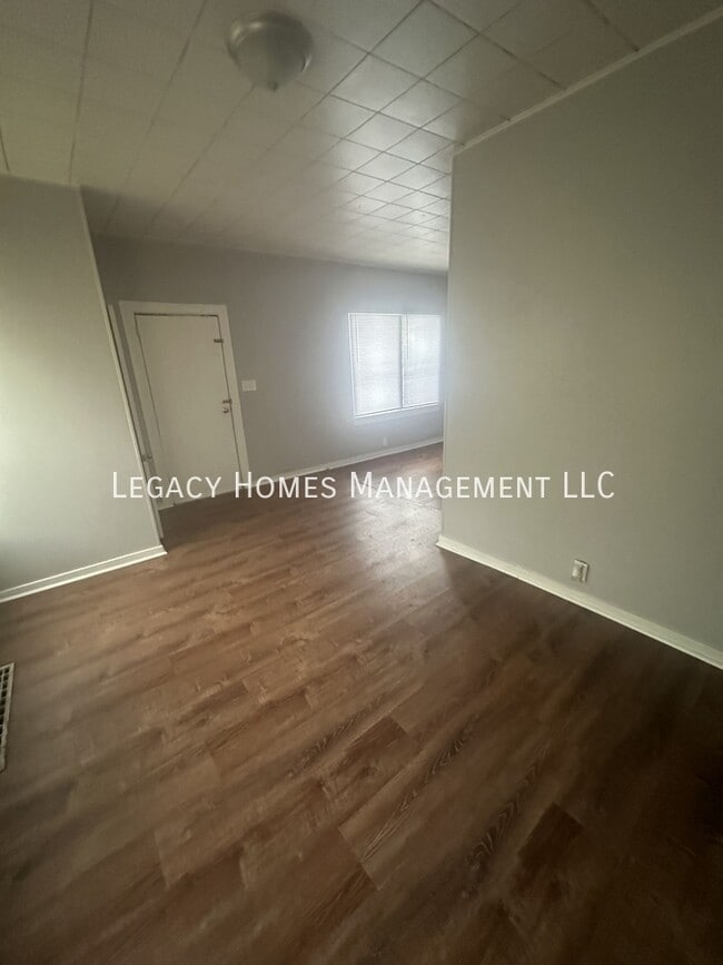 Building Photo - 620-622 W 6th St-620