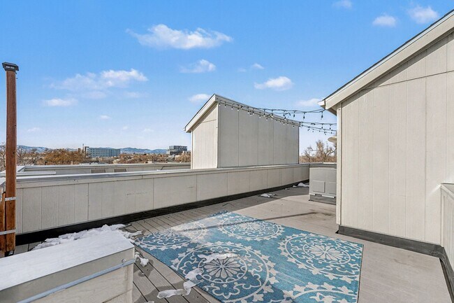 Building Photo - Modern-3 bedroom -3.5 bathroom Townhome in Santa Fe Art District