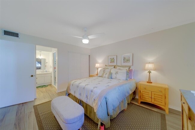 Building Photo - 13827 Mission Oaks Blvd