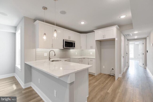 Building Photo - 419 W Cumberland St