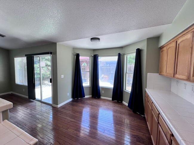 Building Photo - 654 Winery Ct