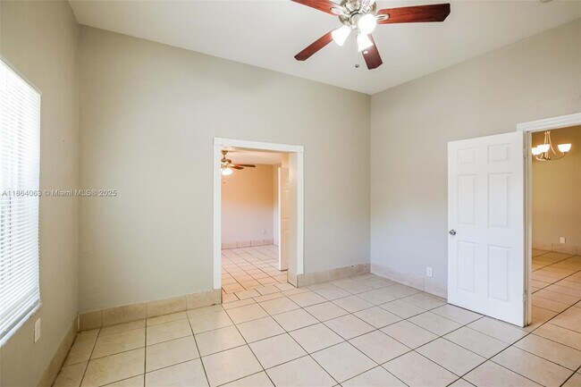 Building Photo - 530 S 28th Ave