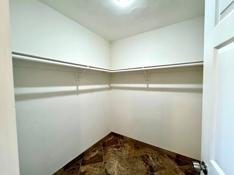 Building Photo - 1031 W 12th St